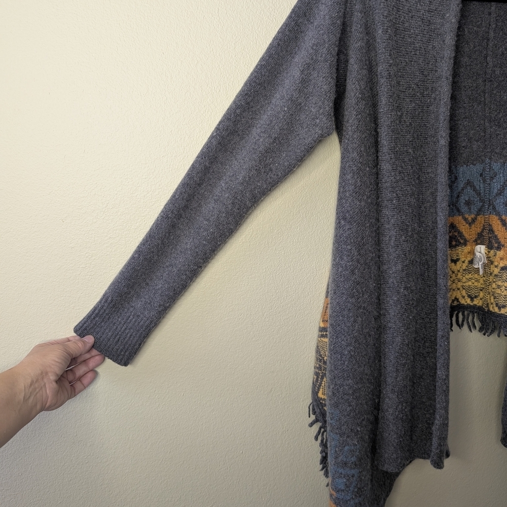 Gray Open Front Cardigan with Patterned Hem - image 4